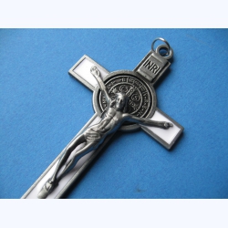 Krzyż metalowy z medalem Św.Benedykta 7 cm.Biały